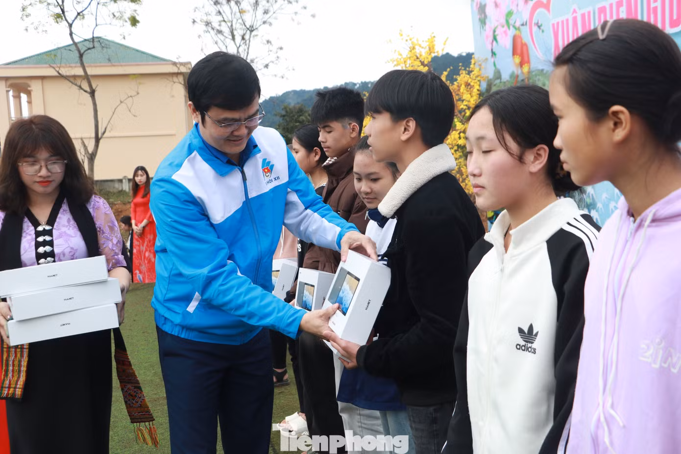 Anh Bùi Quang Huy trao 20 máy tính xách tay cho 20 cháu học sinh vượt khó học giỏi.