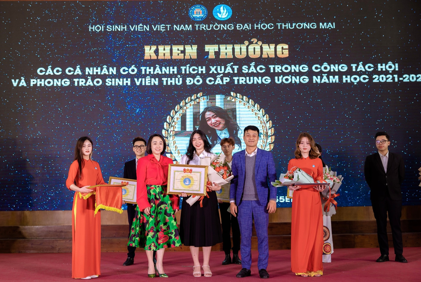 Nguyễn Thị Ngọc Anh nhận bằng khen vì đã có thành tích xuất sắc trong công tác hội và phong trào sinh viên Thủ đô cấp Trung ương năm học 2021-2022. Nguyễn Thị Ngọc Anh nhận bằng khen vì đã có thành tích xuất sắc trong công tác hội và phong trào sinh viên Thủ đô cấp Trung ương năm học 2021-2022.