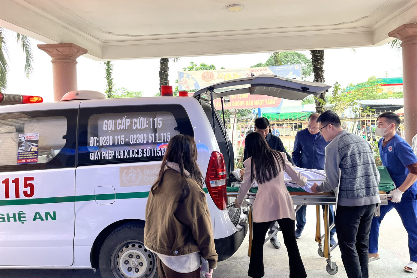 Một học sinh bị thương nặng, được chuyển tuyến ra Hà Nội cấp cứu. Một học sinh bị thương nặng, được chuyển tuyến ra Hà Nội cấp cứu.