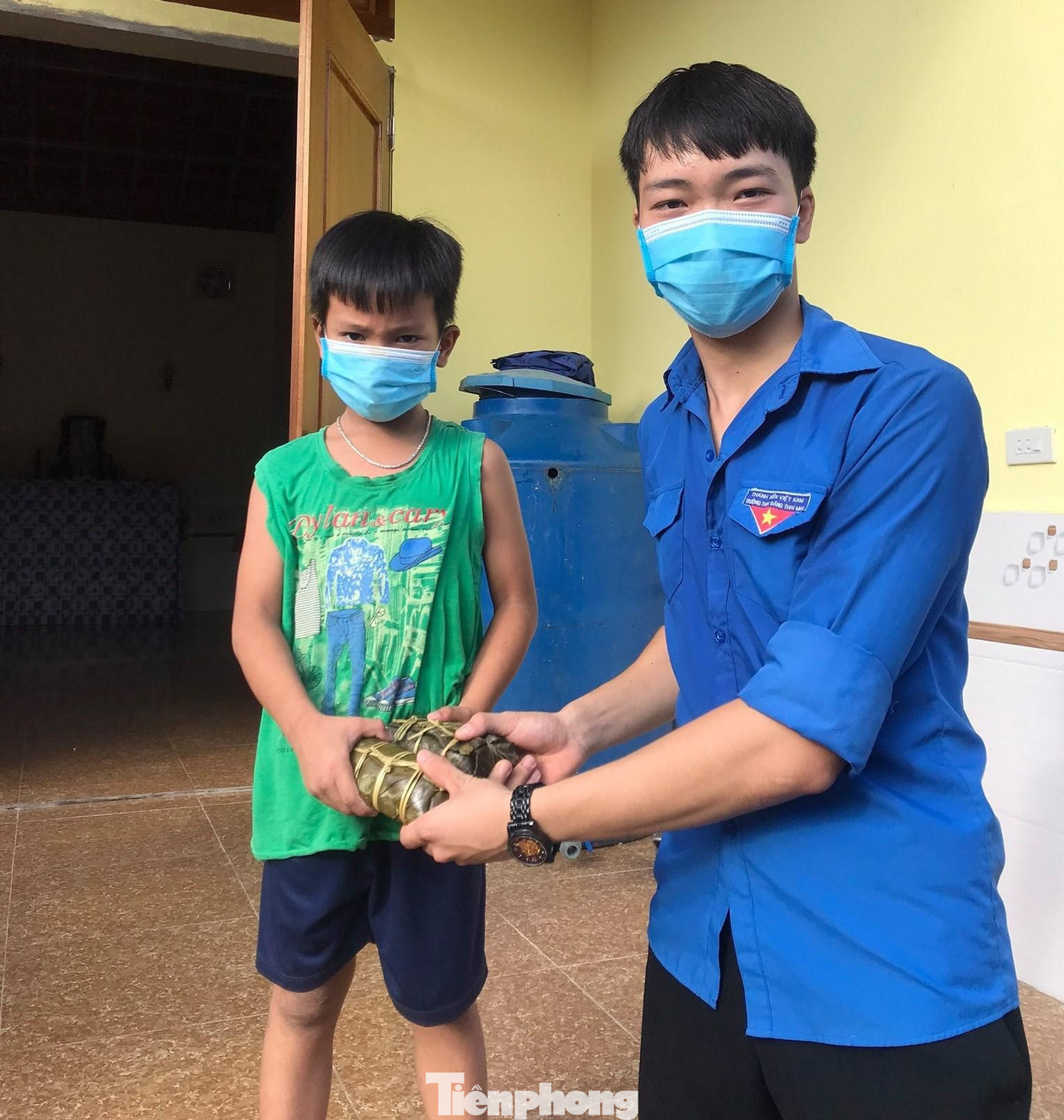 Anh Nguyễn Tư Hải Phong, Bí thư Huyện đoàn Thanh Chương cho biết: “Với mong muốn mang đến cho các em thiếu nhi nghèo có một cái Tết Trung thu ý nghĩa, BTV Huyện đoàn đã huy động các đoàn viên chi đoàn tham gia gói, nấu bánh chưng. Chỉ trong hai ngày, ĐVTN đã gói được hơn 1.000 chiếc bánh. Ngoài ra, Huyện đoàn còn tổ chức làm bánh trung thu, tặng đèn lồng, cặp, vở, dụng cụ học tập... Tổ chức các hoạt động gây quỹ như bán bánh trung thu, bưởi gây quỹ tặng quà”, anh Phong cho biết.