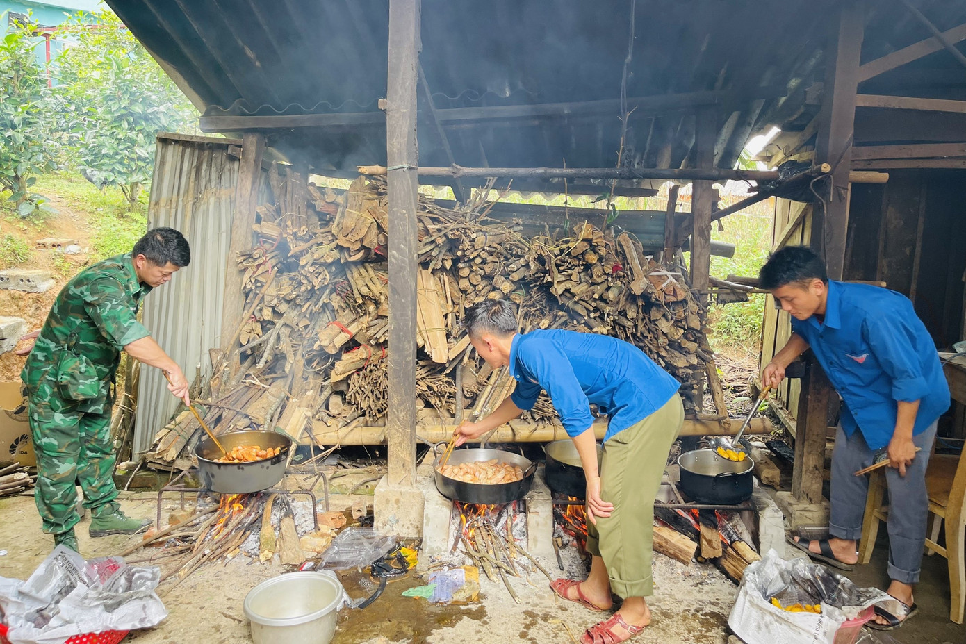 Các chiến sĩ Đồn Biên phòng 547, đoàn viên, thanh niên nhanh tay chuẩn bị bữa cơm yêu thương.