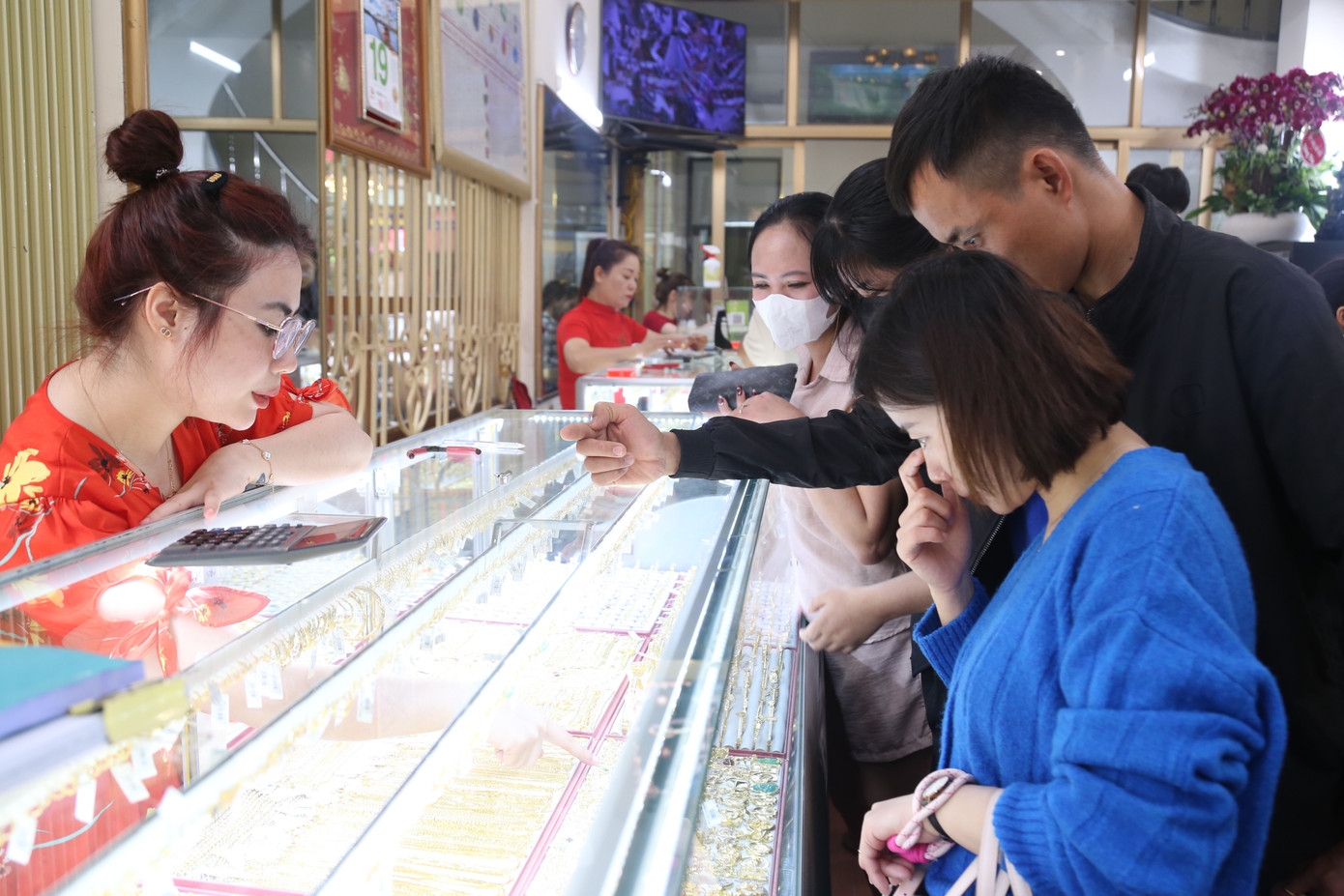 Đối với người dân, mua vàng ngày vía Thần Tài không chỉ mang ý nghĩa tâm linh mà việc mua vàng đầu năm cũng được xem là một hình thức tiết kiệm. Đối với người dân, mua vàng ngày vía Thần Tài không chỉ mang ý nghĩa tâm linh mà việc mua vàng đầu năm cũng được xem là một hình thức tiết kiệm.