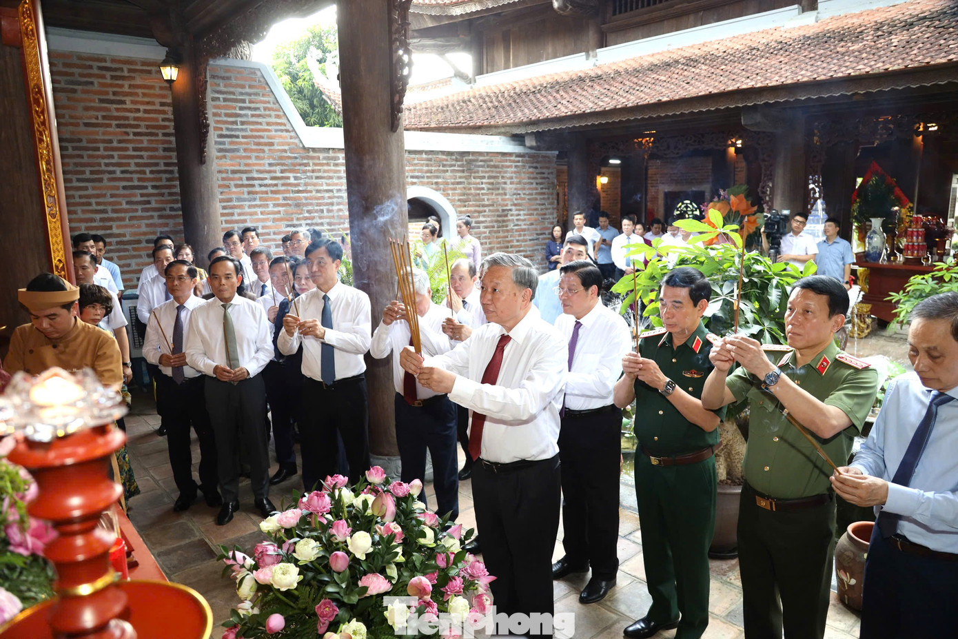 Tổng Bí thư Tô Lâm cùng đoàn đại biểu dâng hương tại Đền Chung Sơn - đền thờ gia tiên Chủ tịch Hồ Chí Minh.