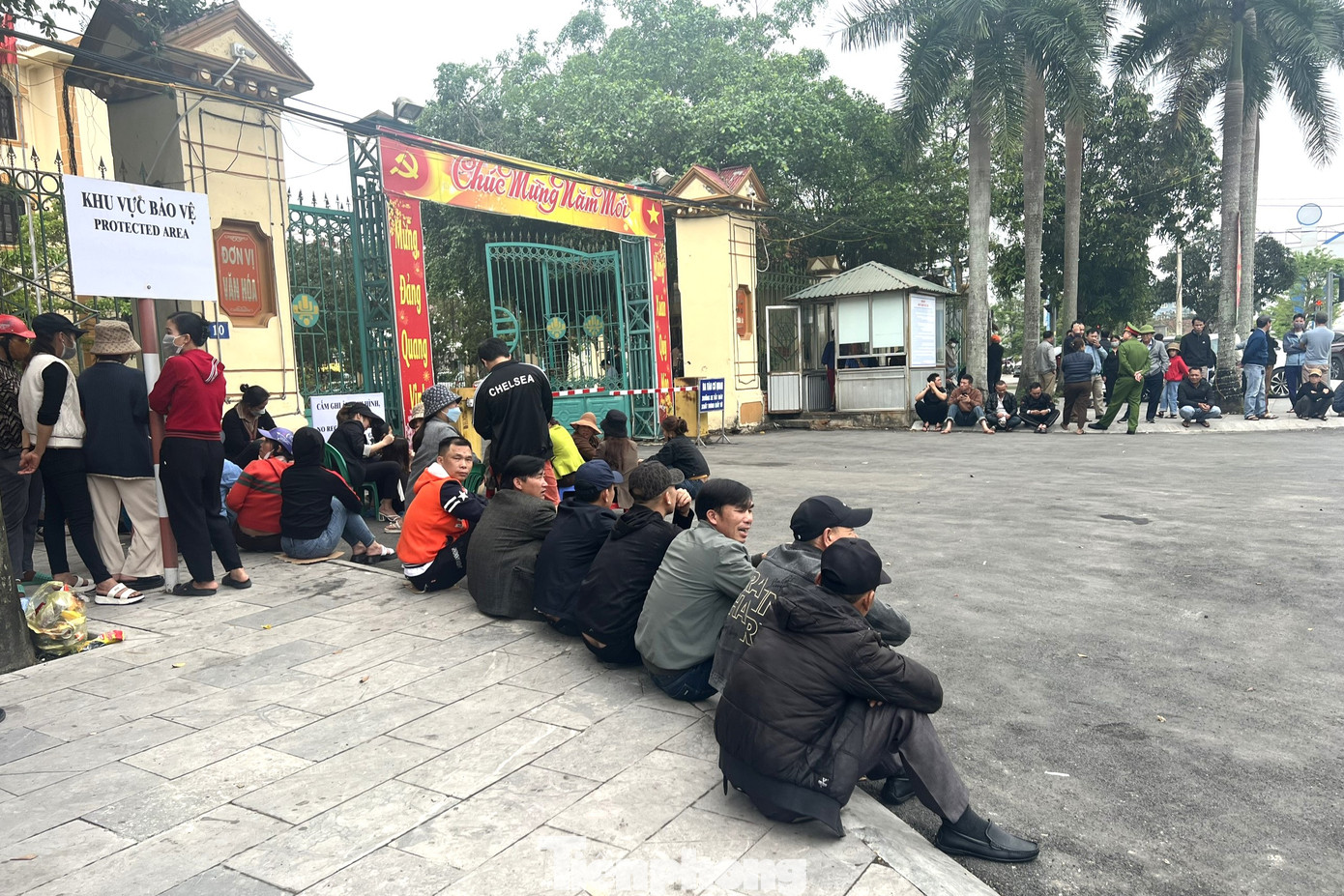 Người dân tập trung trước cổng UBND thị xã Cửa Lò chiều 30/3.