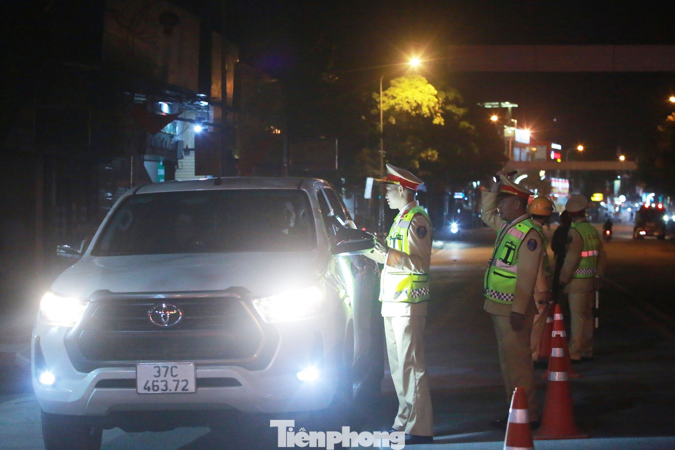 CSGT kiểm tra nồng độ cồn “bất ngờ” trong đêm giao thừa.