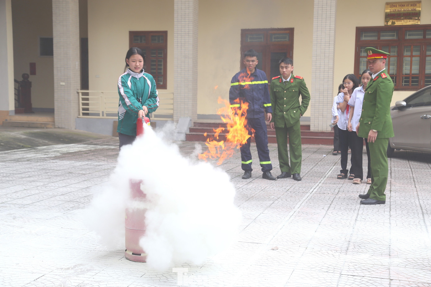 Học sinh được thực hành sử dụng bình chữa cháy xách tay dập tắt đám cháy do rò rỉ khí gas