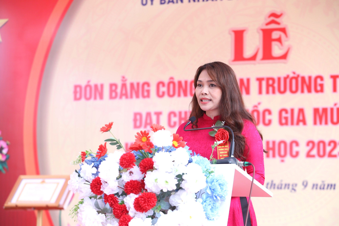 Bà Trần Thị Cẩm Tú - Phó Chủ tịch UBND TP Vinh phát biểu tại lễ khai giảng.