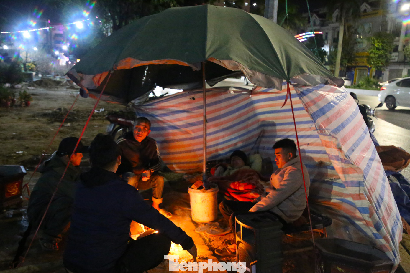 Đốt lửa sưởi ấm, anh Đinh Viết Giang (33 tuổi, trú phường Hà Huy Tập, TP. Vinh) cho biết, năm nay, anh nhập 500 gốc quất, bưởi về bán Tết. Sức mua kém, đến nay, anh mới chỉ bán được 70 gốc.