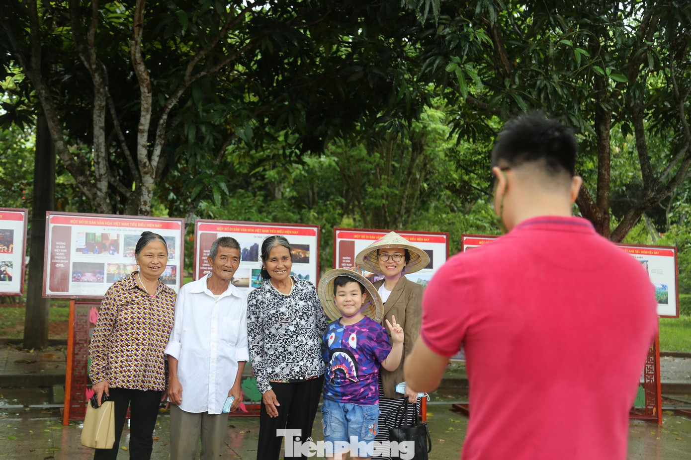 Khách tham quan lưu giữ khoảnh khắc đẹp tại quê Bác