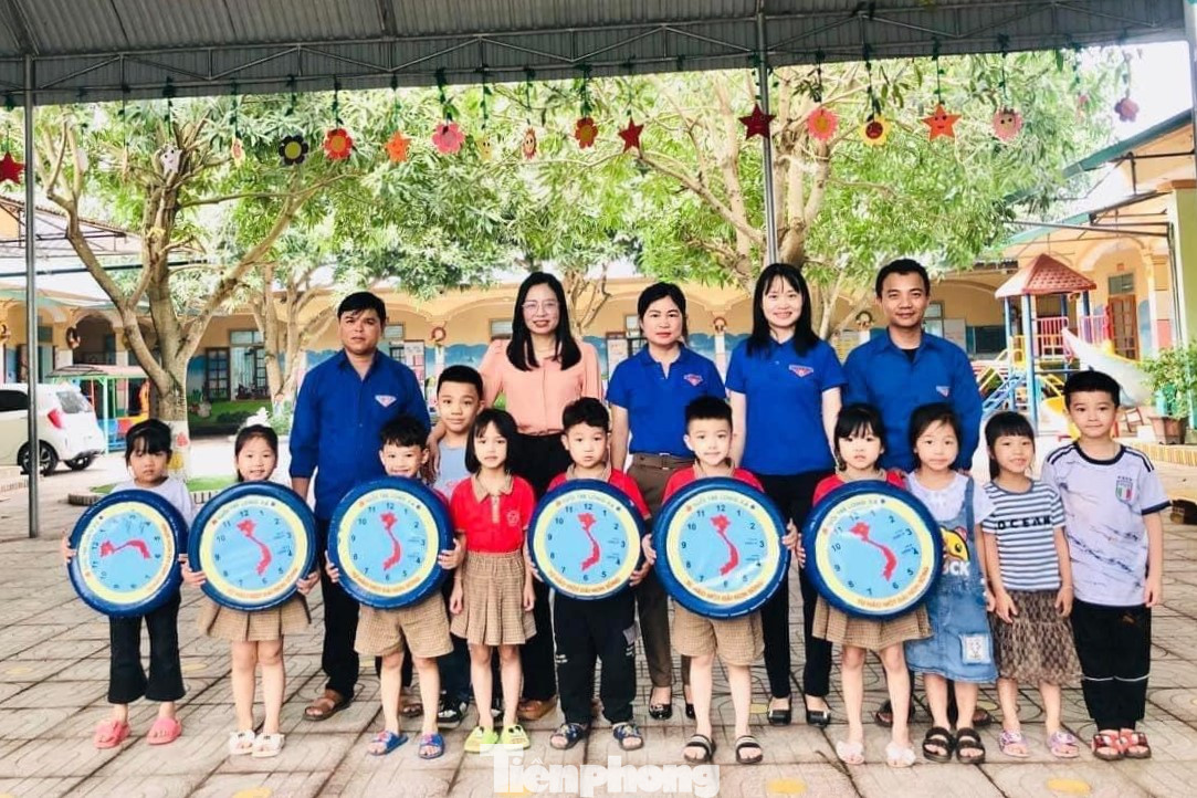 Tại Đoàn xã Long Xá, huyện Hưng Nguyên cũng triển khai mô hình “Hành trình thứ hai của lốp xe - Tự hào một dải non sông” chế tạo đồng hồ và trao tặng 20 chiếc cho trường Mầm non Long Xá.