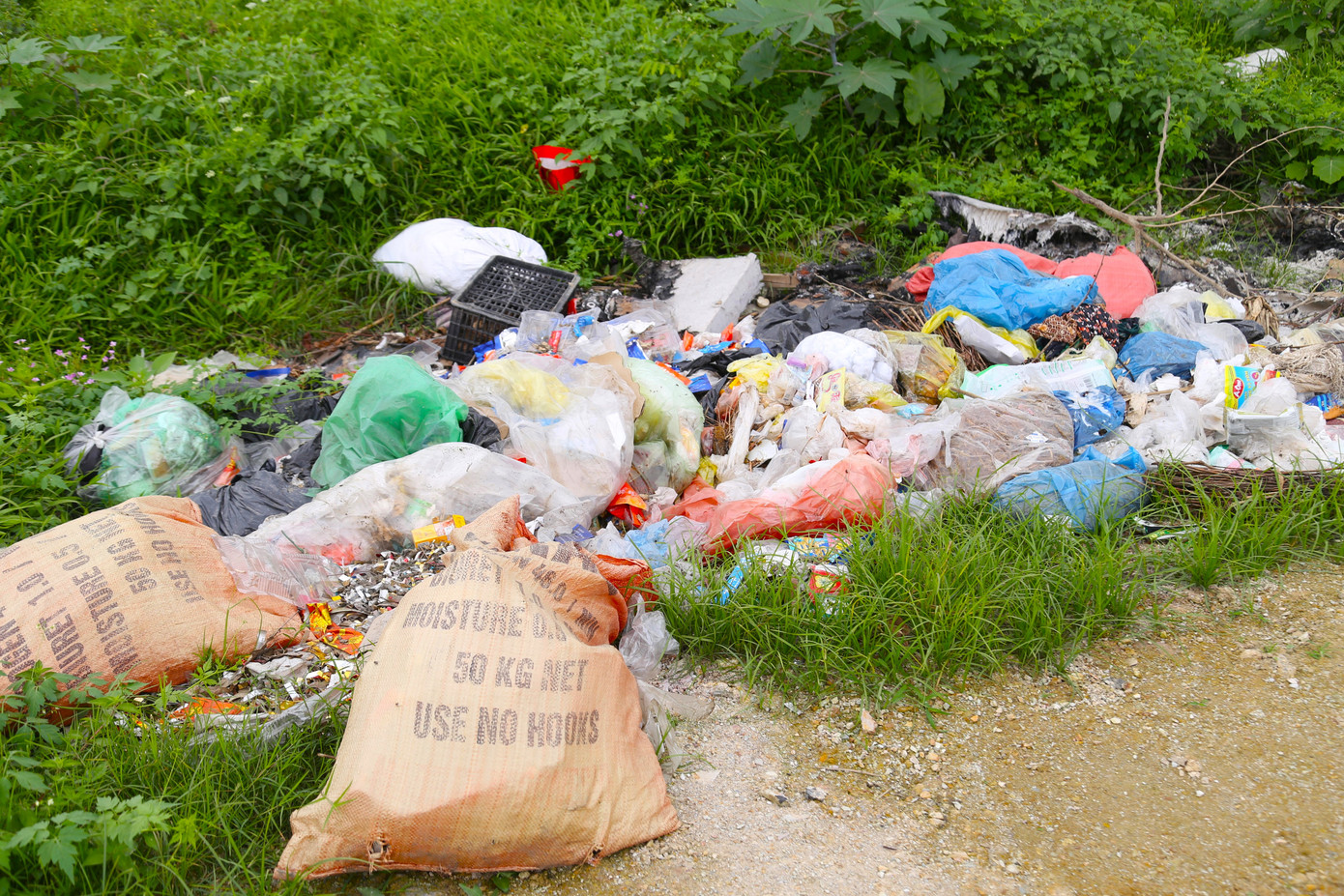 Ghi nhận của PV, dưới cầu Yên Xuân thuộc địa bàn xã Hưng Nguyên Nam (tỉnh Nghệ An) xuất hiện nhiều bãi rác tự phát. Bên cạnh rác thải sinh hoạt, rác thải xây dựng cũng được người dân đổ tràn lan dưới chân cầu.