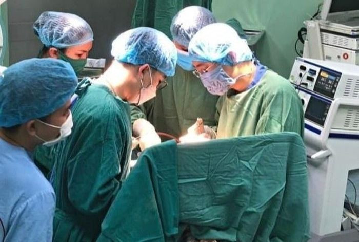 Các bác sĩ phẫu thuật để cấp cứu cho bé trai bị đa chấn thương.