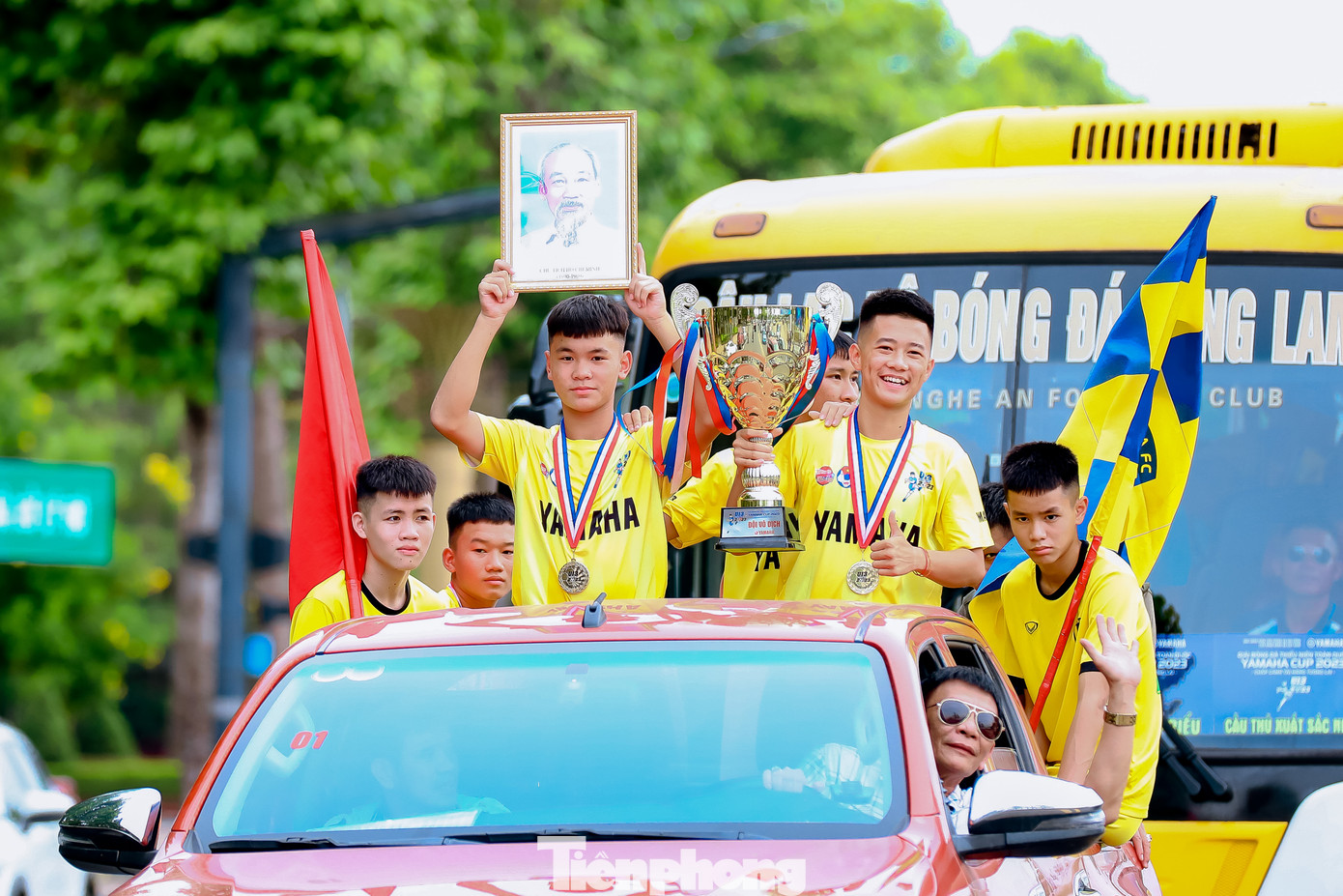 U13 Sông Lam Nghệ An diễu hành qua các tuyến phố chính của trung tâm thành phố Vinh