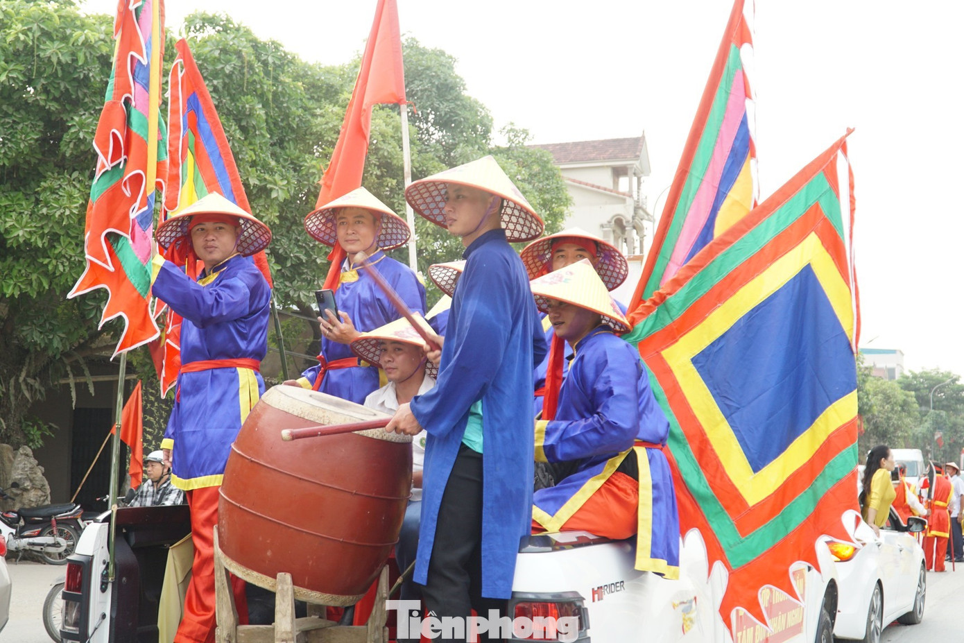 Khối rước voi, ngựa chiến, binh khí di chuyển bằng xe bán tải. Đi cùng là các đội nhạc lễ (trống, chiêng, bát âm) thể hiện khí thế rộn ràng, náo nhiệt.