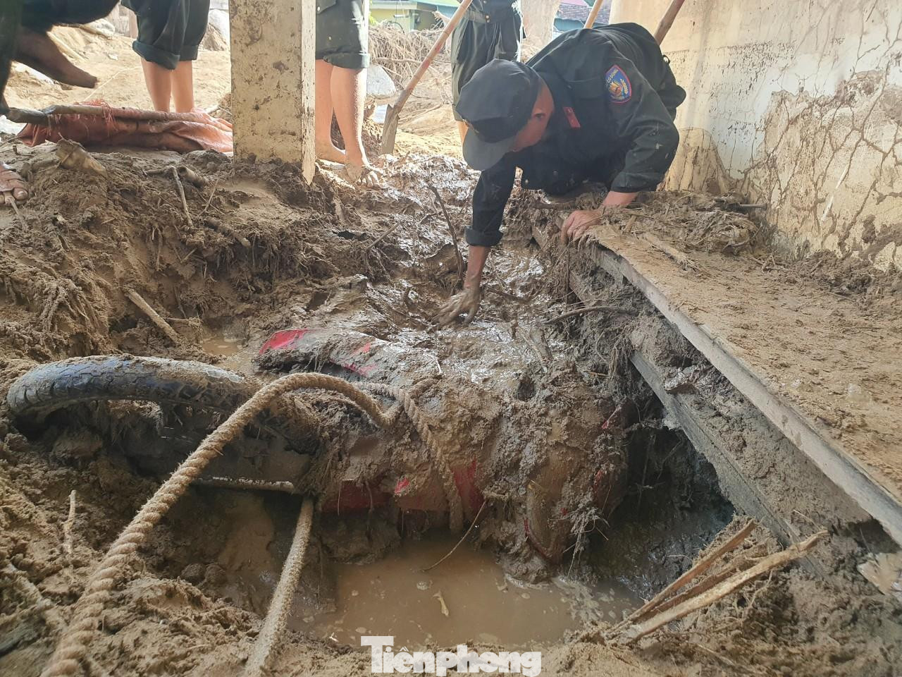 Bới bùn tìm xe máy giúp người dân. Bới bùn tìm xe máy giúp người dân.