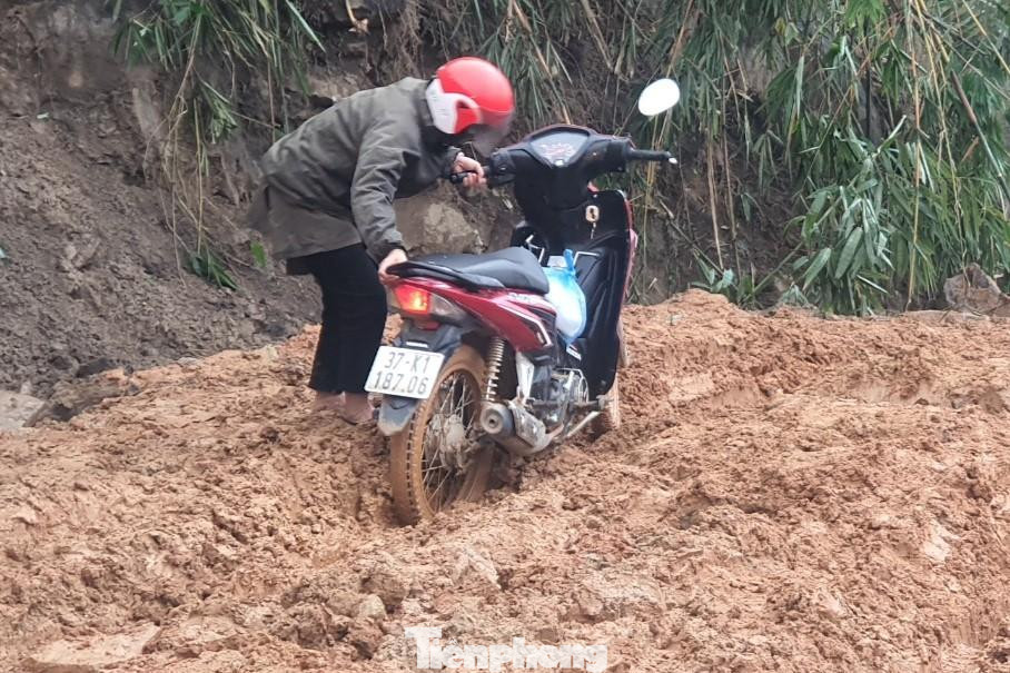 “Thời tiết mấy hôm nay có mưa nên việc di chuyển gặp nhiều khó khăn. Từ thị trấn Mường Xén vào đến xã Tây Sơn 12 km mà phải đi hết hơn 1 tiếng đồng hồ”, một người dân xã Tây Sơn nói.