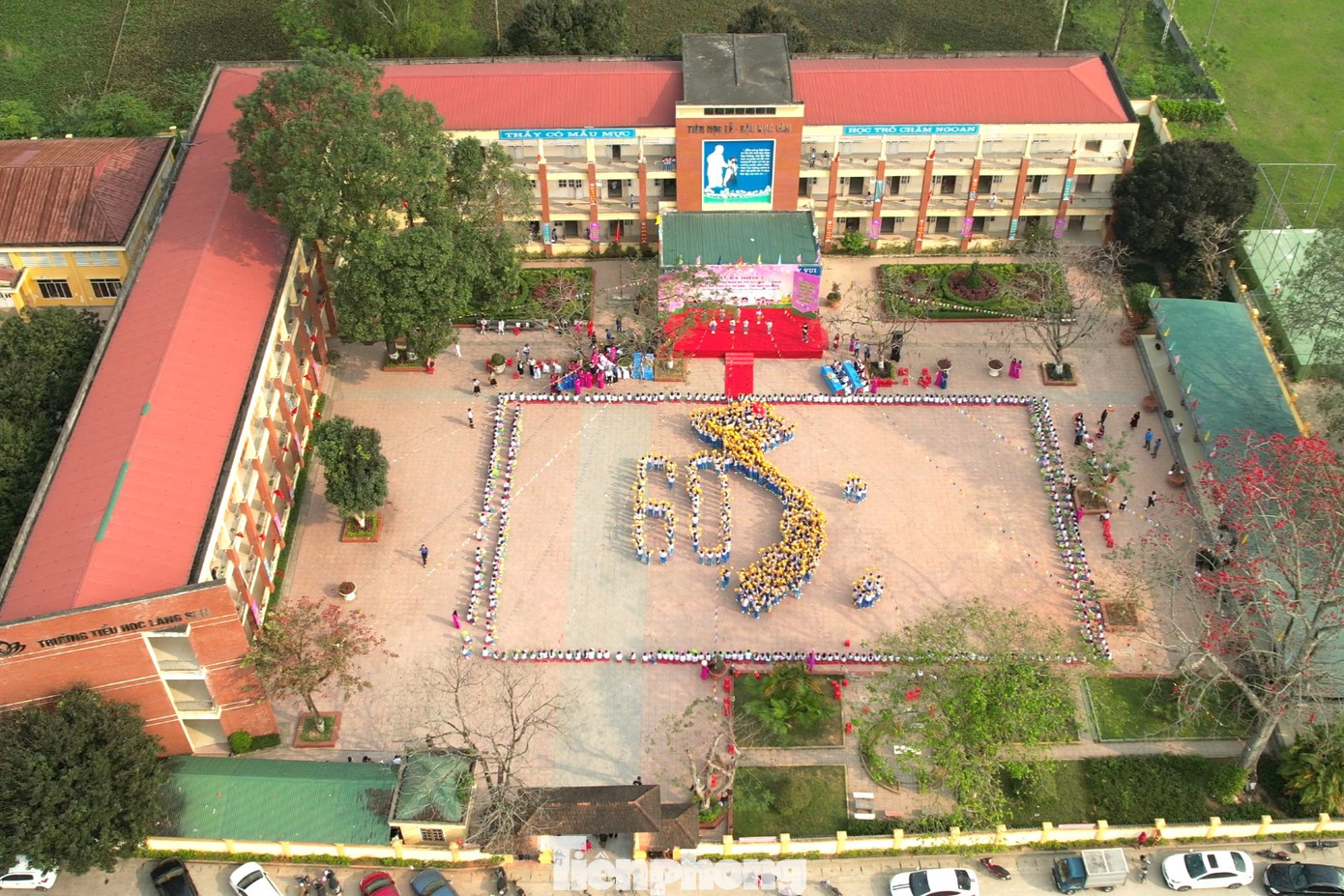 Màn đồng diễn, xếp hình của các em đội viên, thiếu nhi Liên đội trường Tiểu học Làng Sen.