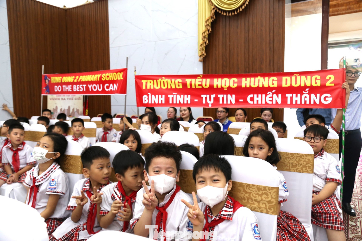 Các em học sinh cổ vũ cho các đội thi. Ảnh: TH Các em học sinh cổ vũ cho các đội thi. Ảnh: TH