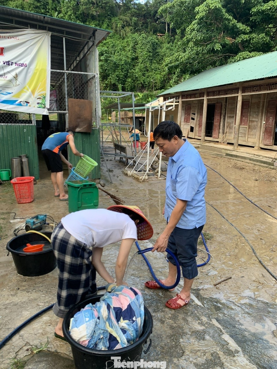 Thầy Nguyễn Đức Sơn, Hiệu trưởng Trường PTDTBT THCS Hữu Khuông cho biết: “Trận lũ xảy ra bất ngờ khiến trường không kịp xoay xở. Mưa lũ làm hư 3 gian nhà gỗ ký túc xá học sinh; sách vở đồ dùng học sinh, giảng dạy của giáo viên ngập trong bùn đất... Thiệt hại rất lớn, may mắn thời điểm xảy ra lũ quét học sinh nghỉ học nên không thiệt hại về người”.