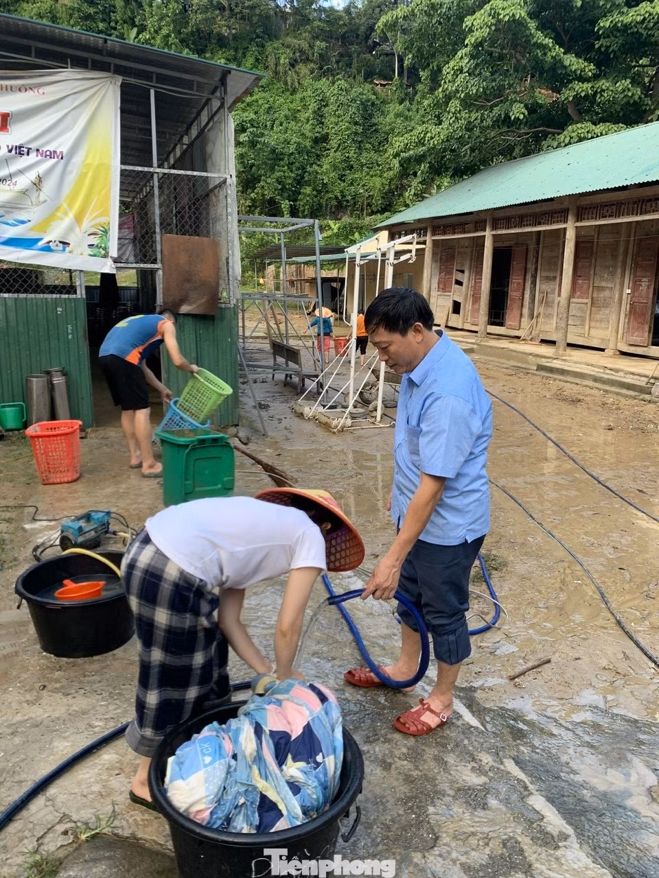 Thầy Nguyễn Đức Sơn, Hiệu trưởng Trường PTDTBT THCS Hữu Khuông cho biết: “Trận lũ xảy ra bất ngờ khiến trường không kịp xoay xở. Mưa lũ làm hư 3 gian nhà gỗ ký túc xá học sinh; sách vở đồ dùng học sinh, giảng dạy của giáo viên ngập trong bùn đất... Thiệt hại rất lớn, may mắn thời điểm xảy ra lũ quét học sinh nghỉ học nên không thiệt hại về người”.