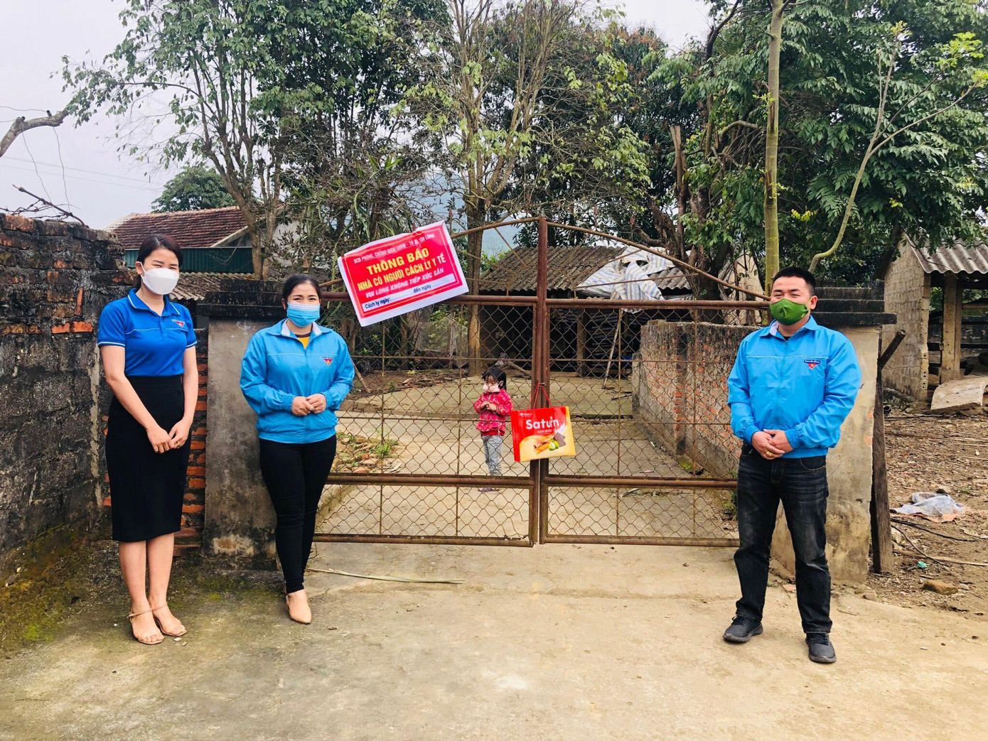 Thăm, tặng quà động viên các em nhỏ bị nhiễm COVID-19 Thăm, tặng quà động viên các em nhỏ bị nhiễm COVID-19