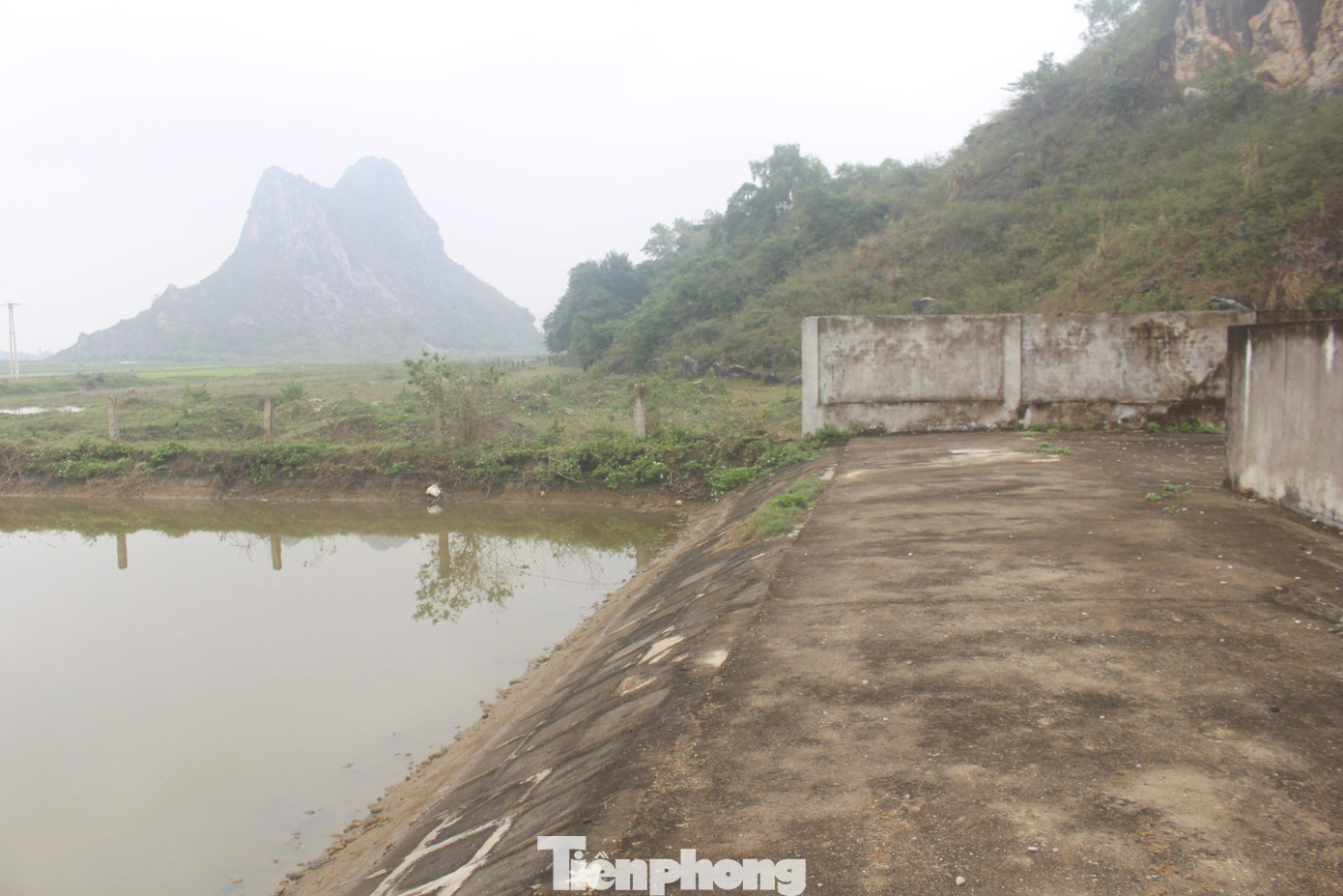 Ghi nhận của PV, bờ bao của nhà máy có dấu hiệu bị nghiêng, có nguy cơ đổ sập bất cứ lúc nào. Phần nền xi măng phía sau bể chứa nước xuất hiện những đường nứt kéo dài ra tận hồ chứa.