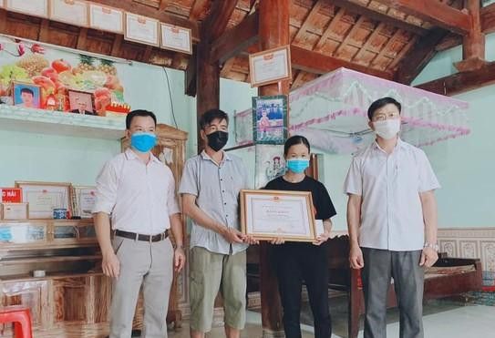 Truy tặng bằng khen của Chủ tịch UBND tỉnh Nghệ An cho em Lương Mạnh Tuấn Truy tặng bằng khen của Chủ tịch UBND tỉnh Nghệ An cho em Lương Mạnh Tuấn