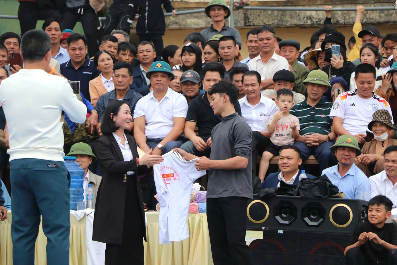 Ở hội vật này, Ban tổ chức không quy định về phần thưởng cho các đô vật giành chiến thắng. Các đô vật giành 3 trận thắng liên tiếp sẽ được trao một chiếc áo kỷ niệm. Ở hội vật này, Ban tổ chức không quy định về phần thưởng cho các đô vật giành chiến thắng. Các đô vật giành 3 trận thắng liên tiếp sẽ được trao một chiếc áo kỷ niệm.