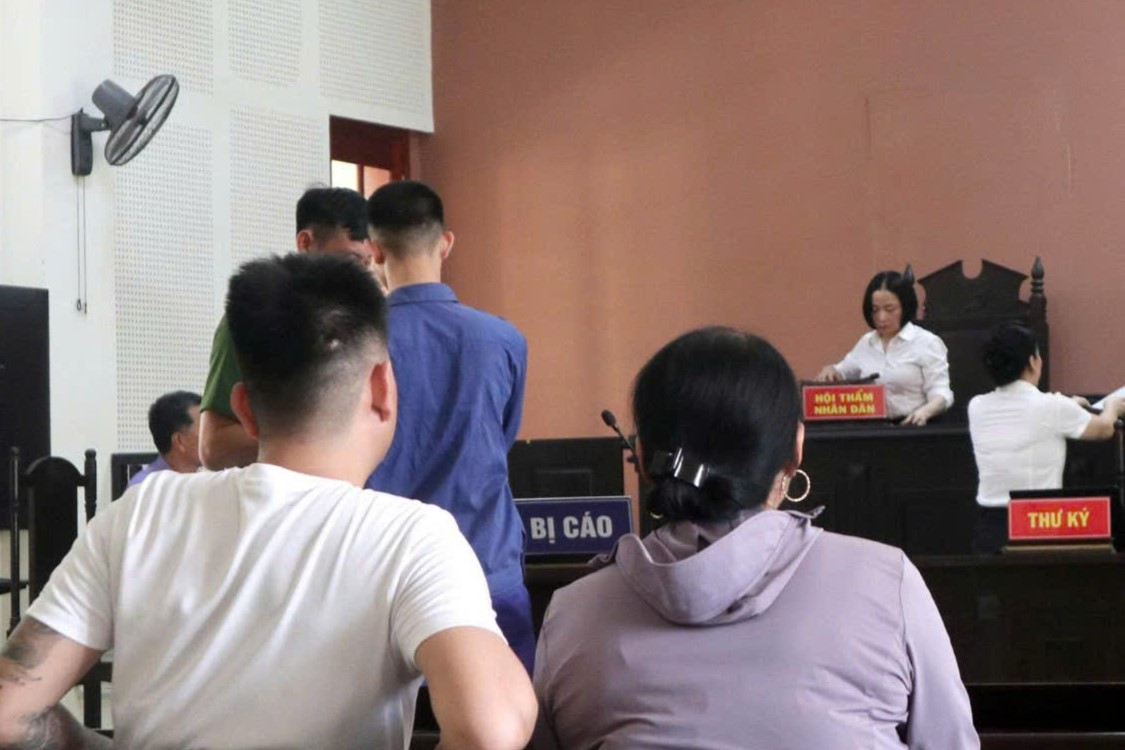 Mẹ của bị cáo Du ngồi lặng lẽ tham dự phiên xét xử con trai. Mẹ của bị cáo Du ngồi lặng lẽ tham dự phiên xét xử con trai.