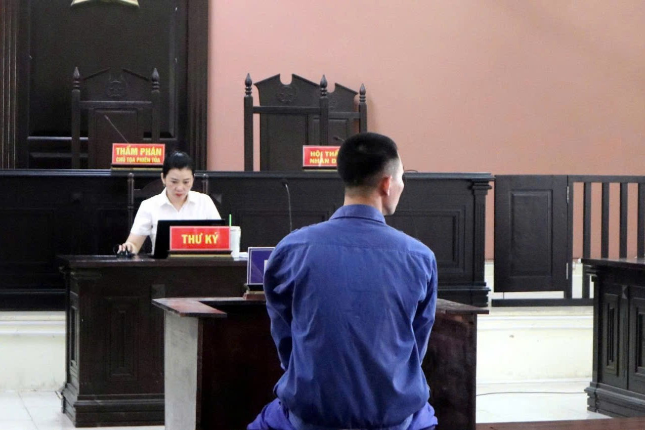 Tại phiên tòa, Du liên tục ngoái đầu nhìn người mẹ Tại phiên tòa, Du liên tục ngoái đầu nhìn người mẹ