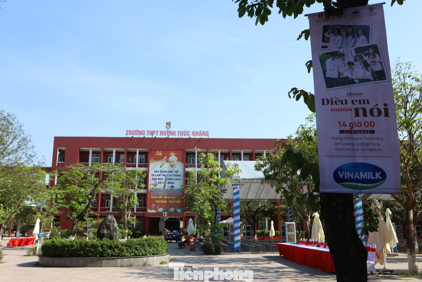 Diễn đàn "Điều em muốn nói" lần thứ II được tổ chức tại Trường THPT Huỳnh Thúc Kháng, thành phố Vinh, Nghệ An - ngôi trường có bề dày truyền thống dạy học và nhiều học sinh đạt thành tích cao trong các kỳ thi quốc gia.