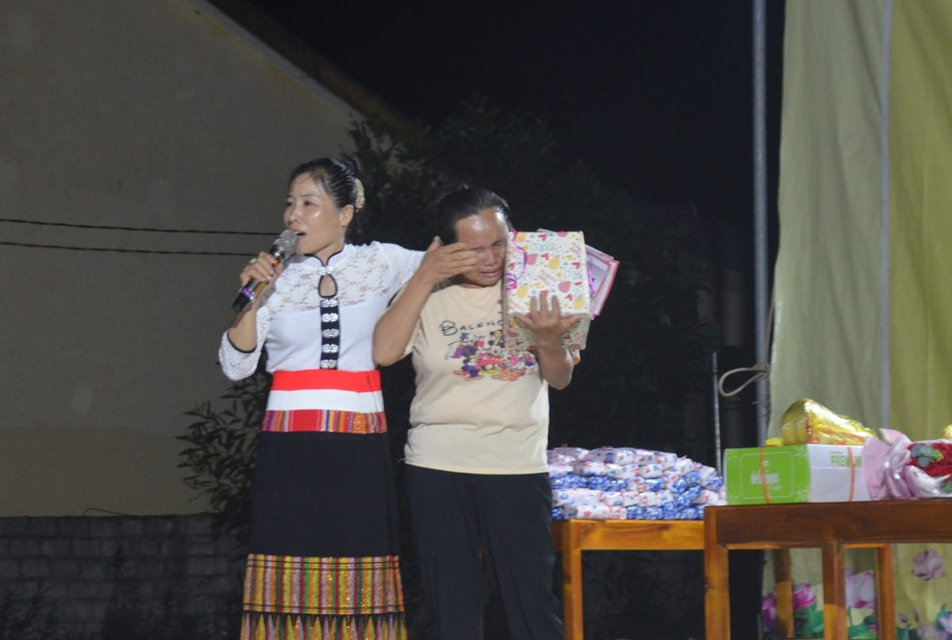 Người phụ nữ xúc động bật khóc khi nhận được món quà từ chồng