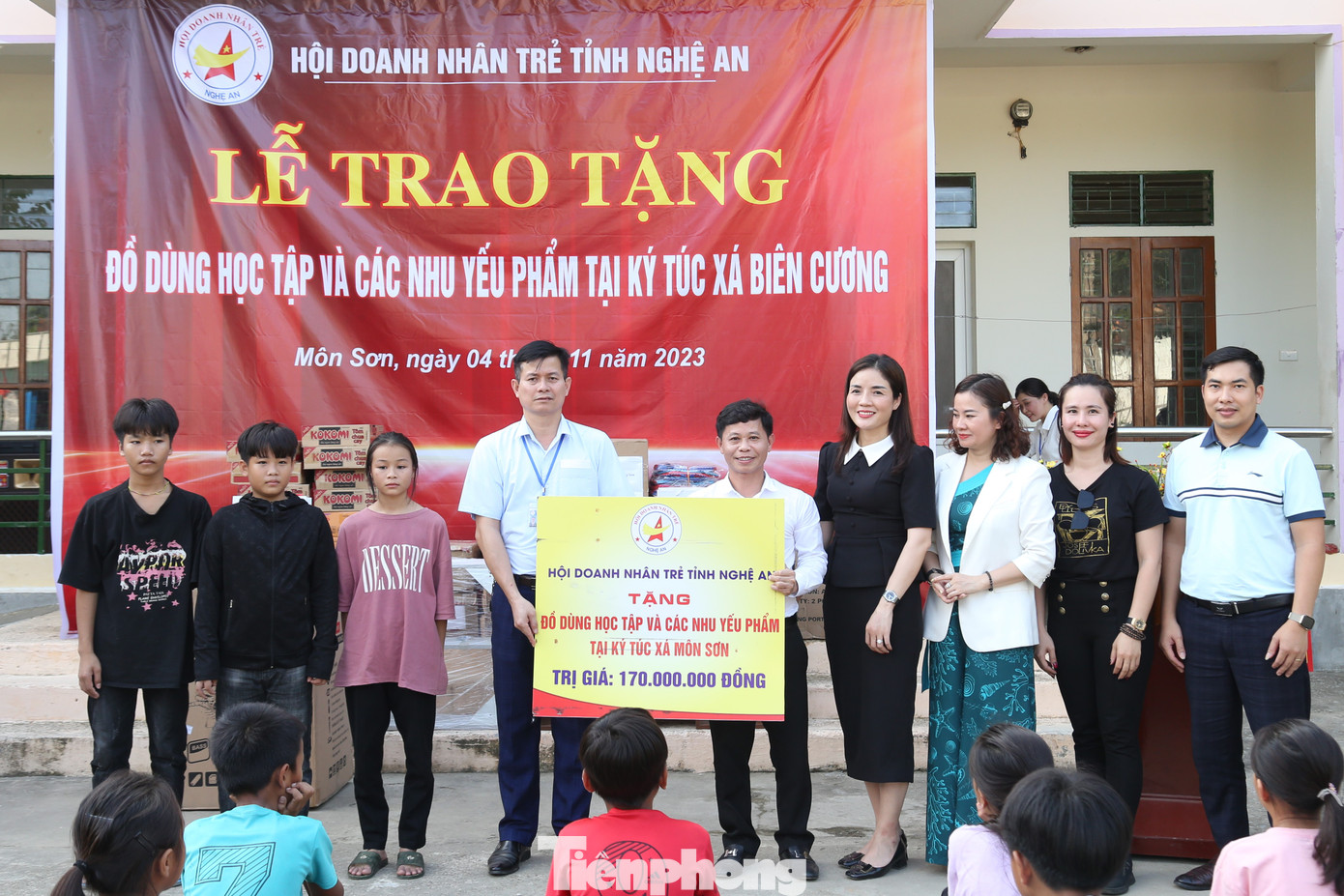 Dịp này, Hội Doanh nhân trẻ tỉnh Nghệ An đã trao tặng đồ dùng học tập và nhu yếu phẩm tại ký túc xá biên cương xã Môn Sơn, huyện Con Cuông với tổng trị giá 170 triệu đồng. Dịp này, Hội Doanh nhân trẻ tỉnh Nghệ An đã trao tặng đồ dùng học tập và nhu yếu phẩm tại ký túc xá biên cương xã Môn Sơn, huyện Con Cuông với tổng trị giá 170 triệu đồng.