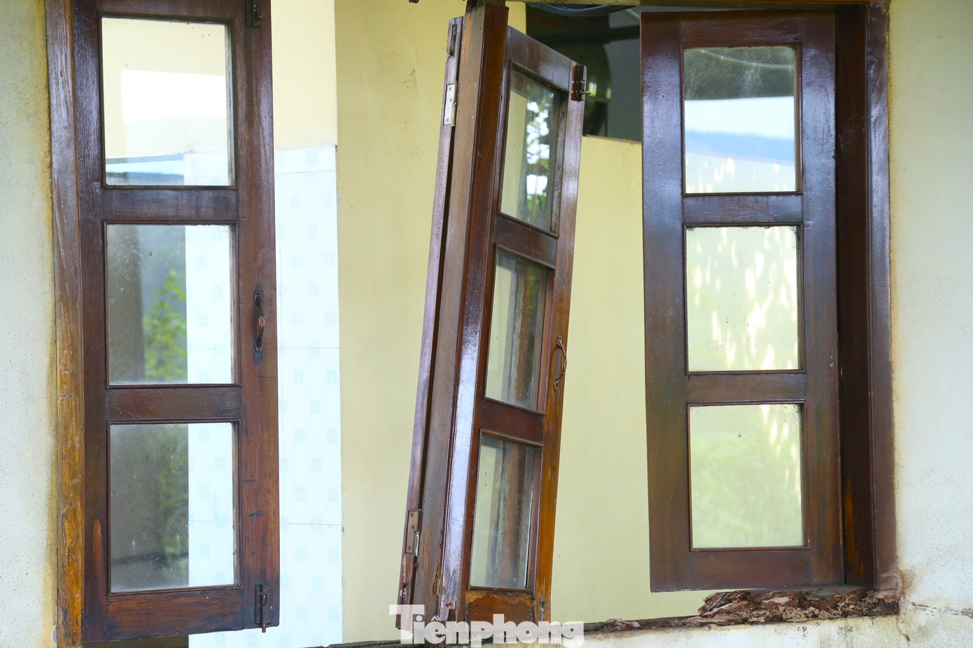Nhiều ô cửa sổ đã bị hư hỏng.