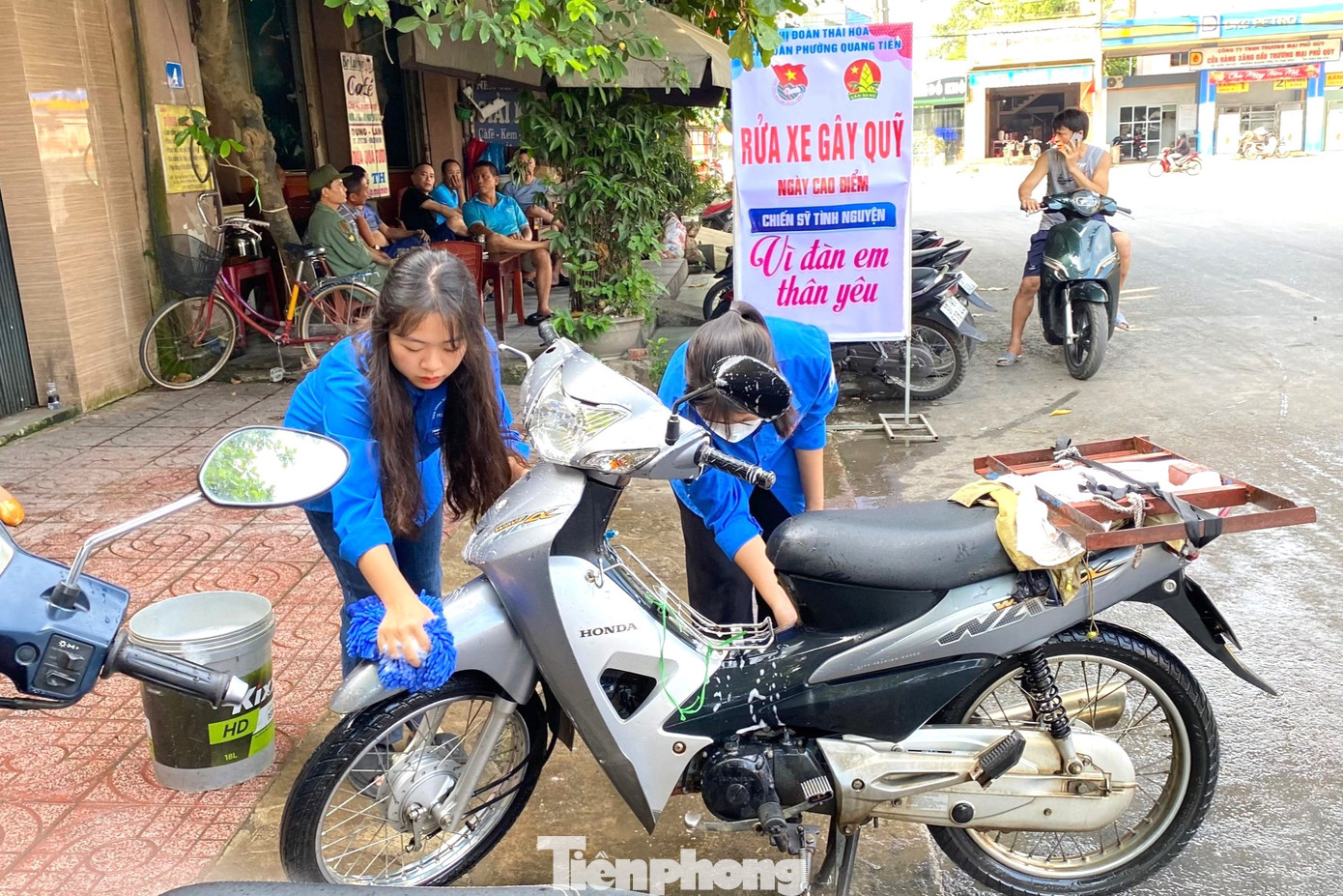 Để có được mặt bằng rửa xe, các bạn trẻ đã mượn cơ sở rửa xe trên địa bàn. Khi biết ý nghĩa của việc “rửa xe, gây quỹ”, chủ cơ sở đồng ý ngay.