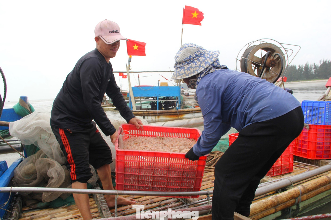 Ngư dân Nguyễn Văn Khánh (50 tuổi, trú xã Diễn Kim) phấn khởi khi chuyến “mở hàng” đầu năm được hơn 2 tạ ruốc biển. “Từ mùng 4 Tết, ngư dân chúng tôi đã ra biển đánh bắt hải sản. Dịp này đang vào mùa ruốc biển nên thuyền nào thuyền nấy đều mang về từ 2-3 tạ, thu tiền triệu trong ngày”, ông Khánh cho hay. Ngư dân Nguyễn Văn Khánh (50 tuổi, trú xã Diễn Kim) phấn khởi khi chuyến “mở hàng” đầu năm được hơn 2 tạ ruốc biển. “Từ mùng 4 Tết, ngư dân chúng tôi đã ra biển đánh bắt hải sản. Dịp này đang vào mùa ruốc biển nên thuyền nào thuyền nấy đều mang về từ 2-3 tạ, thu tiền triệu trong ngày”, ông Khánh cho hay.