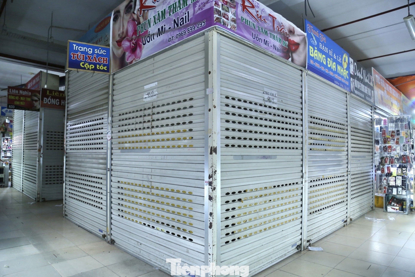 Khu vực bày bán trang sức, túi xách, làm đẹp ở tầng 1 có nhiều ki-ốt ngừng hoạt động.