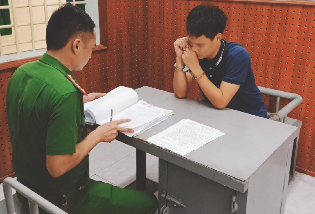 Công an lấy lời khai của Nguyễn Đình Đức - một trong hai đối tượng cầm đầu đường dây đánh bạc quy mô lớn Công an lấy lời khai của Nguyễn Đình Đức - một trong hai đối tượng cầm đầu đường dây đánh bạc quy mô lớn