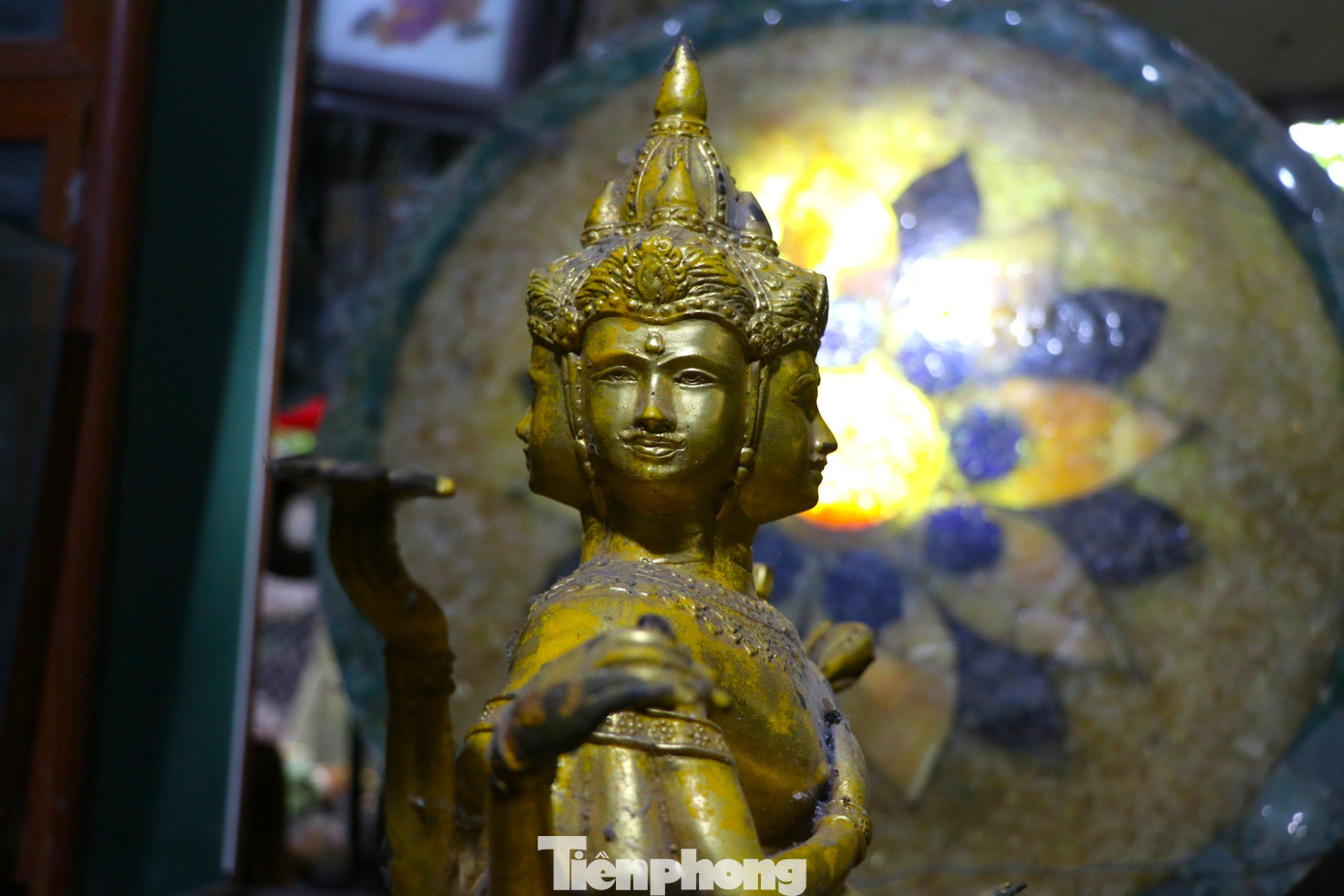 Mỗi khuôn mặt của tượng có đầy đủ mắt, tai, mũi, miệng, với tổng thể 8 cánh tay, mỗi tay đều cầm một pháp khí mang ý nghĩa cụ thể riêng.