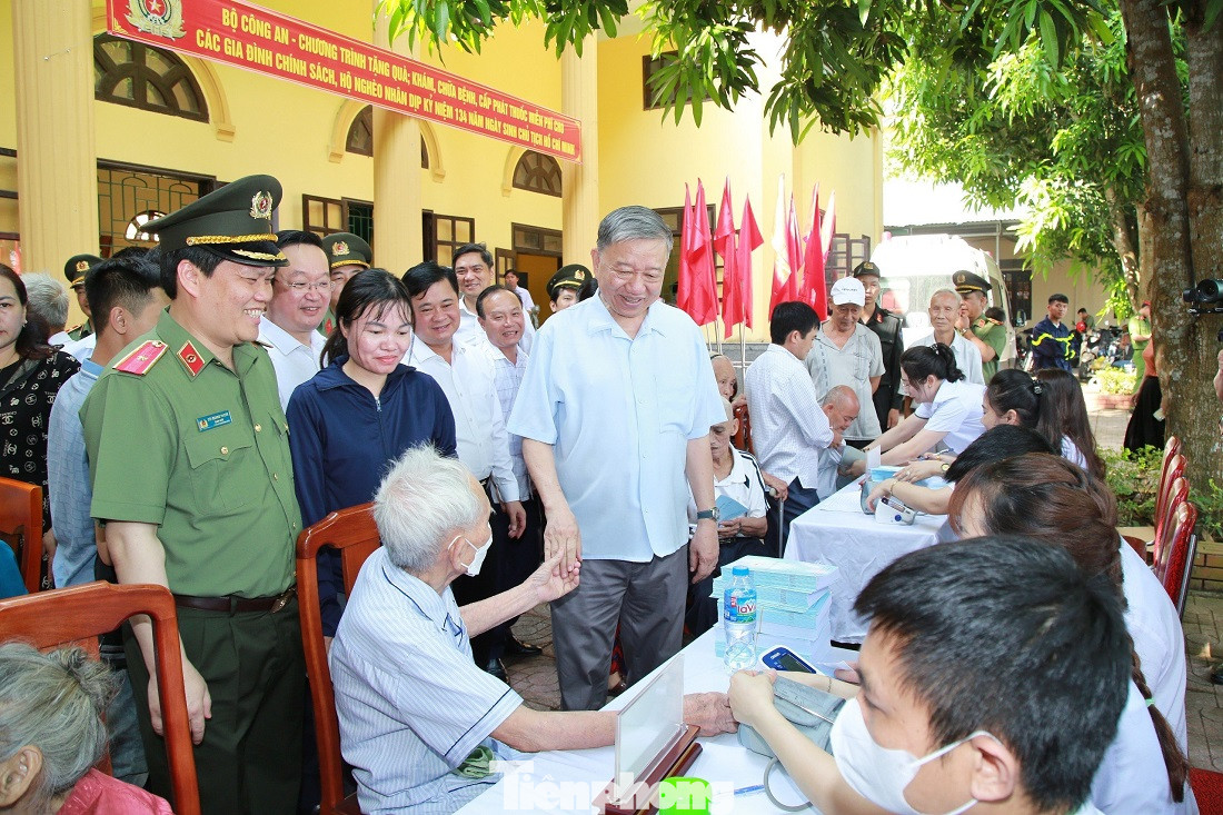 Thăm hỏi về sức khỏe và cuộc sống của người dân Thăm hỏi về sức khỏe và cuộc sống của người dân