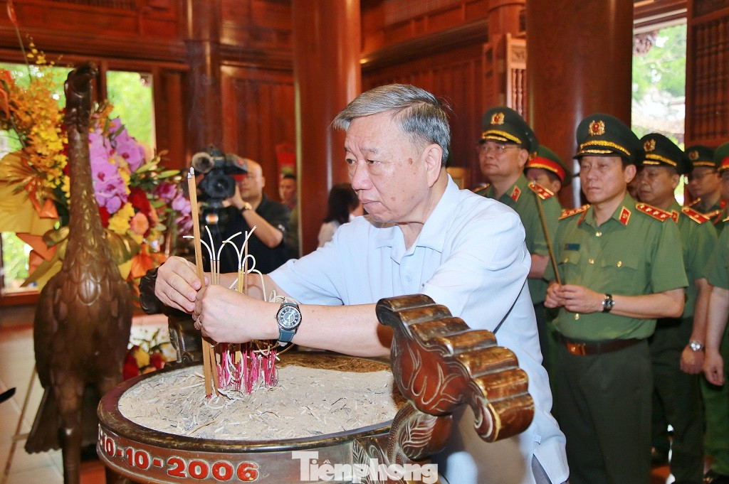 Đại tướng Tô Lâm, Bộ trưởng Bộ Công an dâng hương tưởng niệm Chủ tịch Hồ Chí Minh Đại tướng Tô Lâm, Bộ trưởng Bộ Công an dâng hương tưởng niệm Chủ tịch Hồ Chí Minh