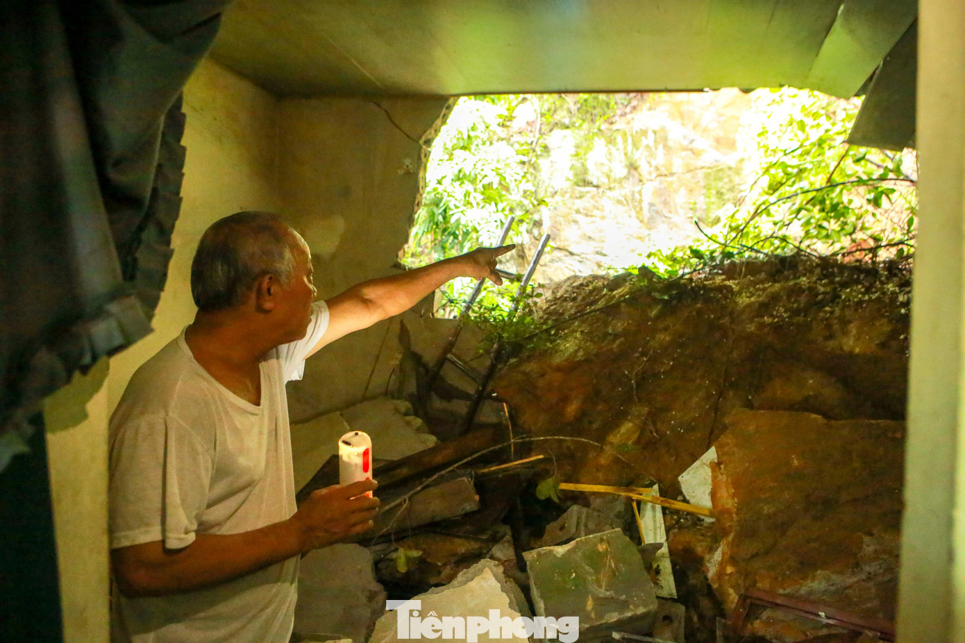 Vẫn chưa hết bàng hoàng sau khi đất đá bất ngờ trút xuống căn nhà của mình, ông Trương Hải An (trú tại khối 3, phường Trung Đô) chia sẻ: “Lúc đó hai vợ chồng đang ngồi xem tivi, bất ngờ núi sạt lở, đổ sập xuống nhà. Giường ngủ của gia đình nằm sát dưới chân núi Dũng Quyết, may là lúc đó chưa đi nghỉ không thì đã bị đất đá vùi lấp”.