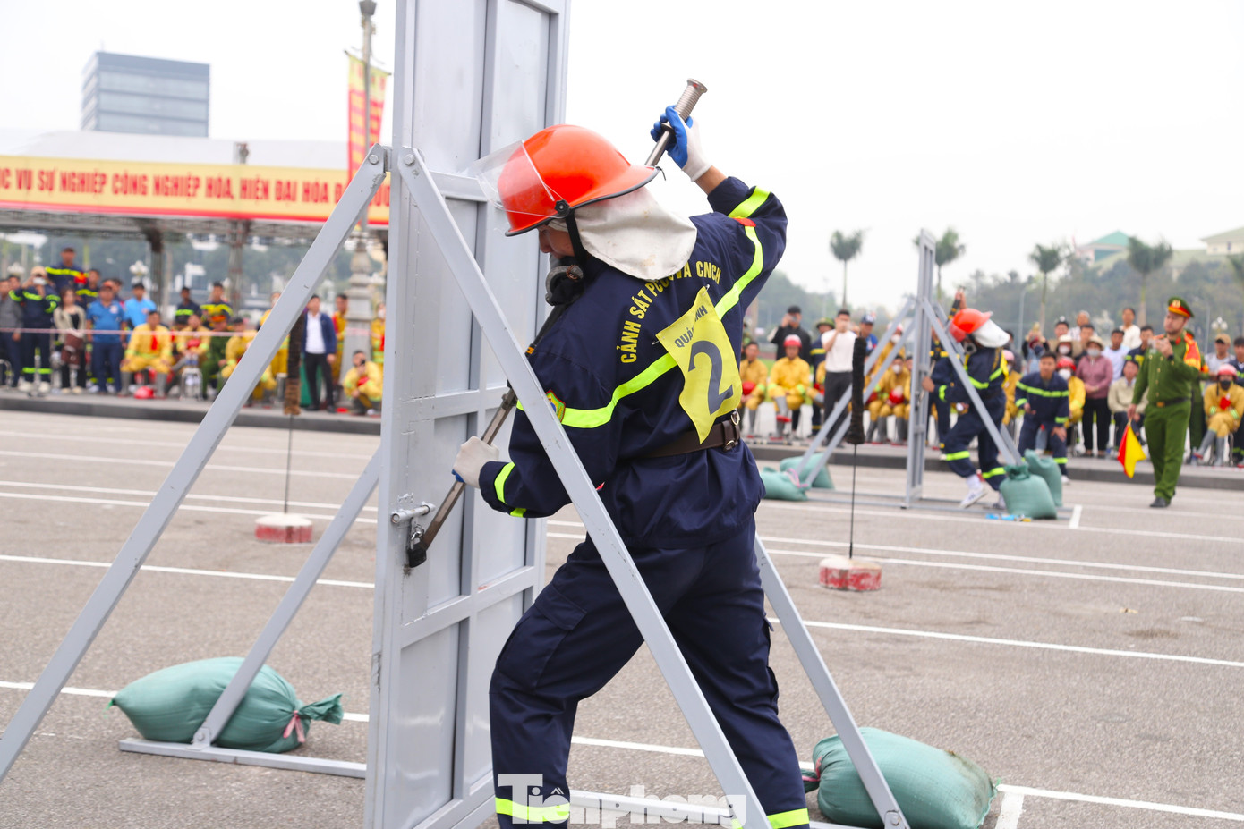 Hình ảnh chiến sỹ sử dụng bộ thiết bị phá dỡ cầm tay phá khoá, vượt qua mô hình cửa tượng trưng cho hình ảnh người chiến sỹ vượt qua mọi vật cản trong quá trình tiếp cận người bị nạn ở trong mọi tình huống.