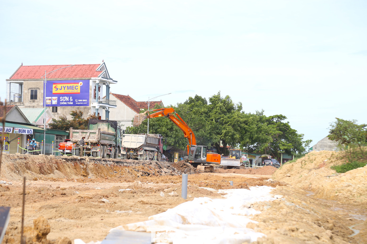 Là tuyến giao thông huyết mạch kết nối thành phố Vinh với huyện Nam Đàn, dự án mở rộng quốc lộ 46 không chỉ mang ý nghĩa phát triển hạ tầng mà còn thúc đẩy kinh tế - xã hội khu vực. Tuy nhiên, tiến độ thực hiện của dự án đang đối mặt với nhiều trở ngại. Là tuyến giao thông huyết mạch kết nối thành phố Vinh với huyện Nam Đàn, dự án mở rộng quốc lộ 46 không chỉ mang ý nghĩa phát triển hạ tầng mà còn thúc đẩy kinh tế - xã hội khu vực. Tuy nhiên, tiến độ thực hiện của dự án đang đối mặt với nhiều trở ngại.