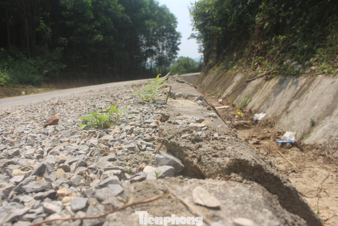 Nhiều đoạn bờ rãnh thoát nước bị nứt nẻ, hư hỏng...