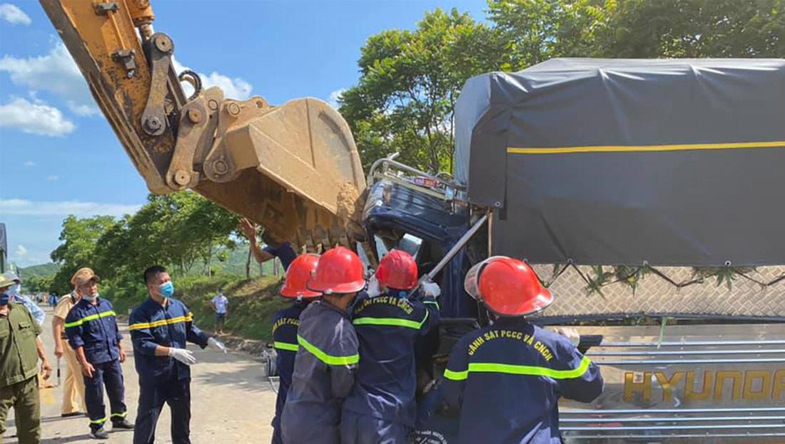 Dùng máy xúc giật cabin, đưa thi thể tài xế mắc kẹt sau tai nạn ra ngoài