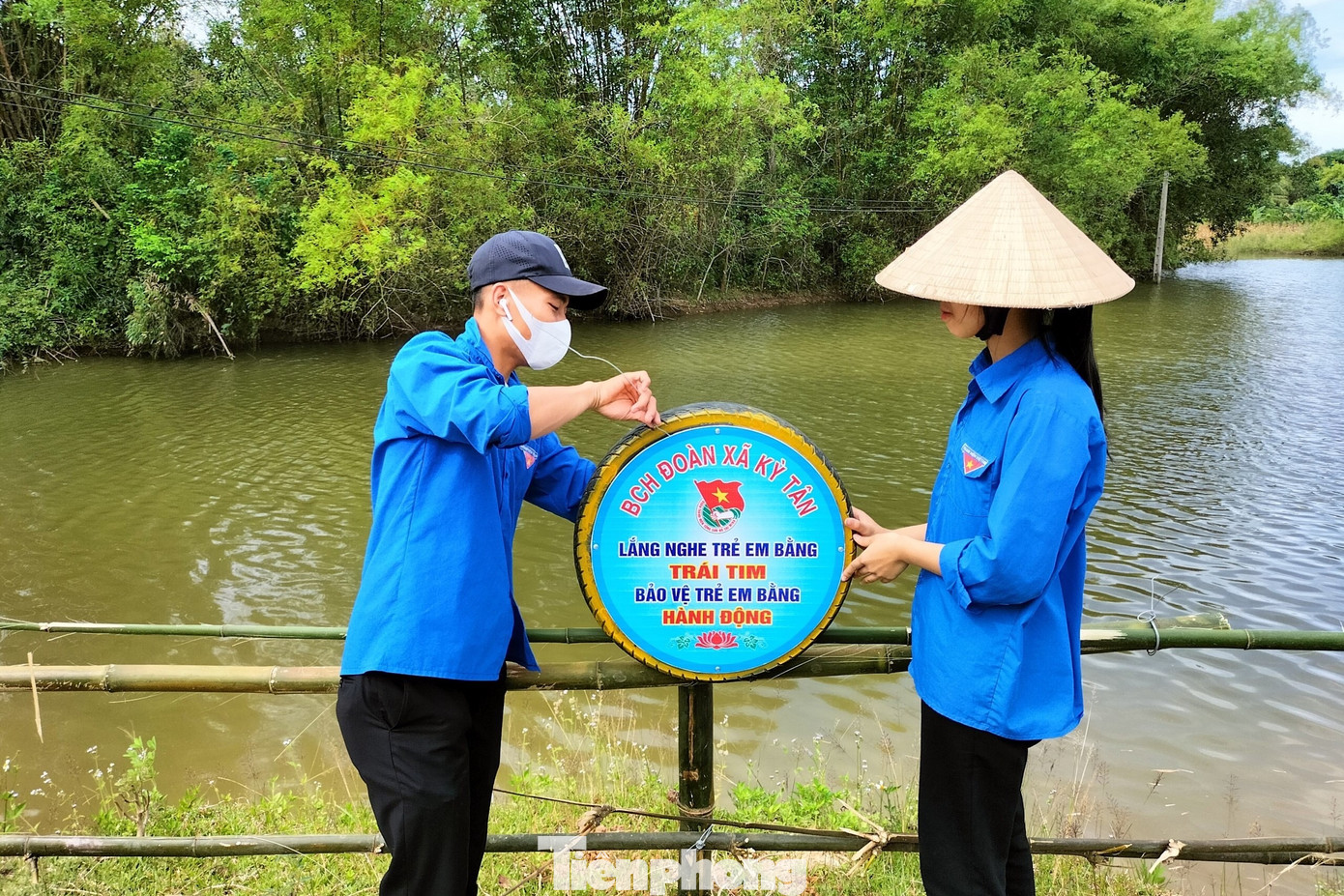 Biển cảnh báo đuối nước từ lốp xe cũ.