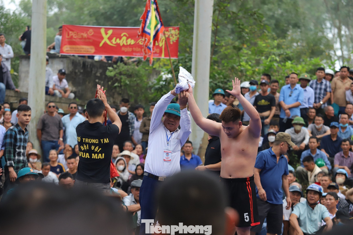 Khi giành chiến thắng, đô vật sẽ được ban tổ chức tặng một chiếc áo. Nhiều người còn được khán giả tặng tiền nếu thi đấu nhiệt tình, cống hiến, có những màn tranh đấu gay cấn.