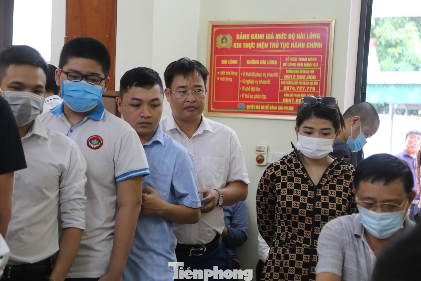 Người dân xếp hàng chờ làm căn cước công dân