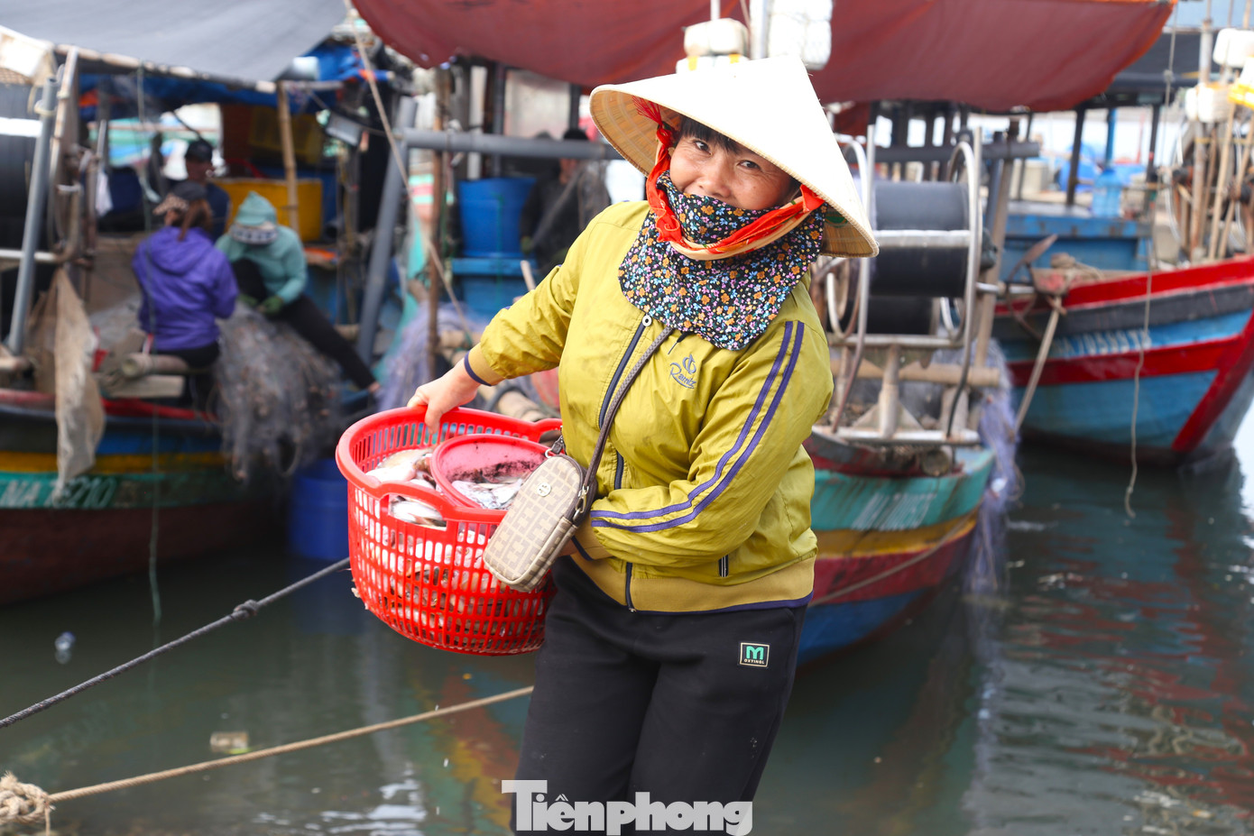 Ngoài ghẹ, bà con còn mua bán, trao đổi các loại cá, tôm khác.